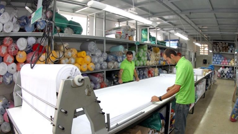 Trabalhadores em uma fábrica têxtil em Brusque